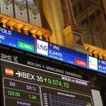 Un panel muestra la evolución del Ibex 35 el 24 de junio en el interior de la Bolsa de Madrid