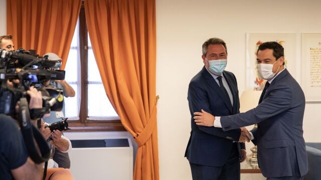 Un momento de la reunión entre el presidente del Gobierno andaluz, Juanma Moreno, a la derecha, y el candidato del PSOE-A a la Presidencia de la Junta, Juan Espadas