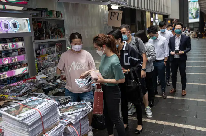 Largas colas para comprar la última edición de “Apple Daily”, el diario de la resistencia en Hong Kong