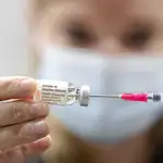 Una enfermera prepara una dosis de la vacuna de Janssen contra la Covid-19