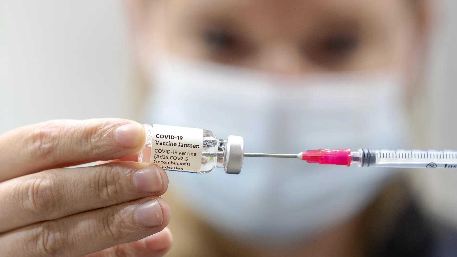 Una enfermera prepara una dosis de la vacuna de Janssen contra la Covid-19