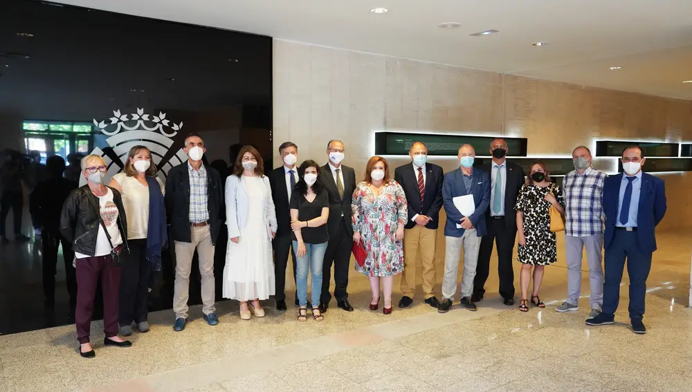 Los representantes de Aspace Castilla y León, junto al presidente de las Cortes regionales, Luis Fuentes, y el director general de Personas Mayores, Personas con Discapacidad y Atención a la Dependencia, Pablo Rodríguez