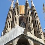El portal de la Gloria de la basílica de la Sagrada Familia de Barcelona luce una bandera catalana