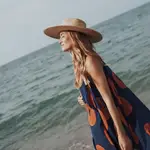 La influencer Silvia García Bartabac en la playa/ Instagram @bartabacmode
