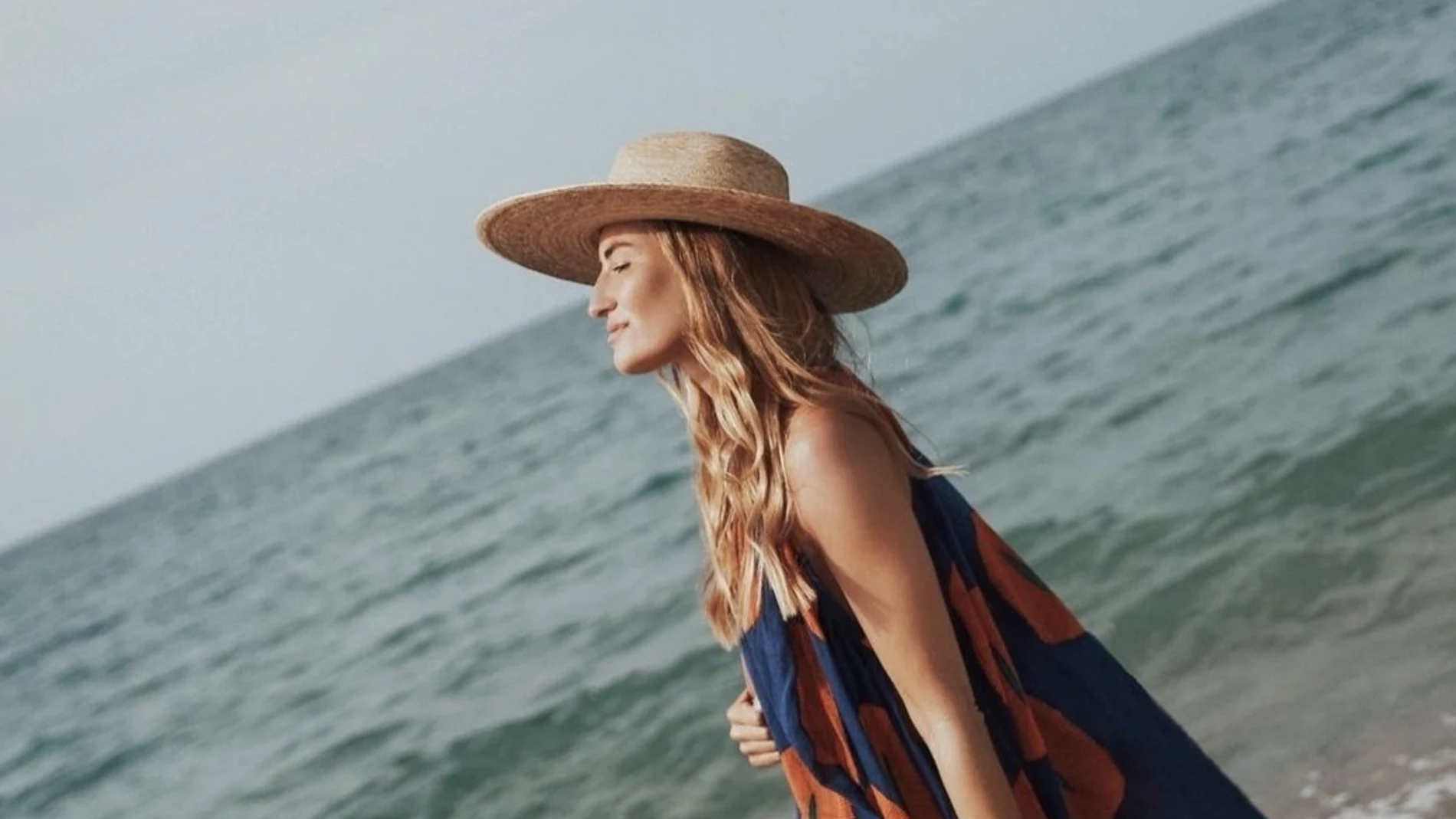 La influencer Silvia García Bartabac en la playa/ Instagram @bartabacmode