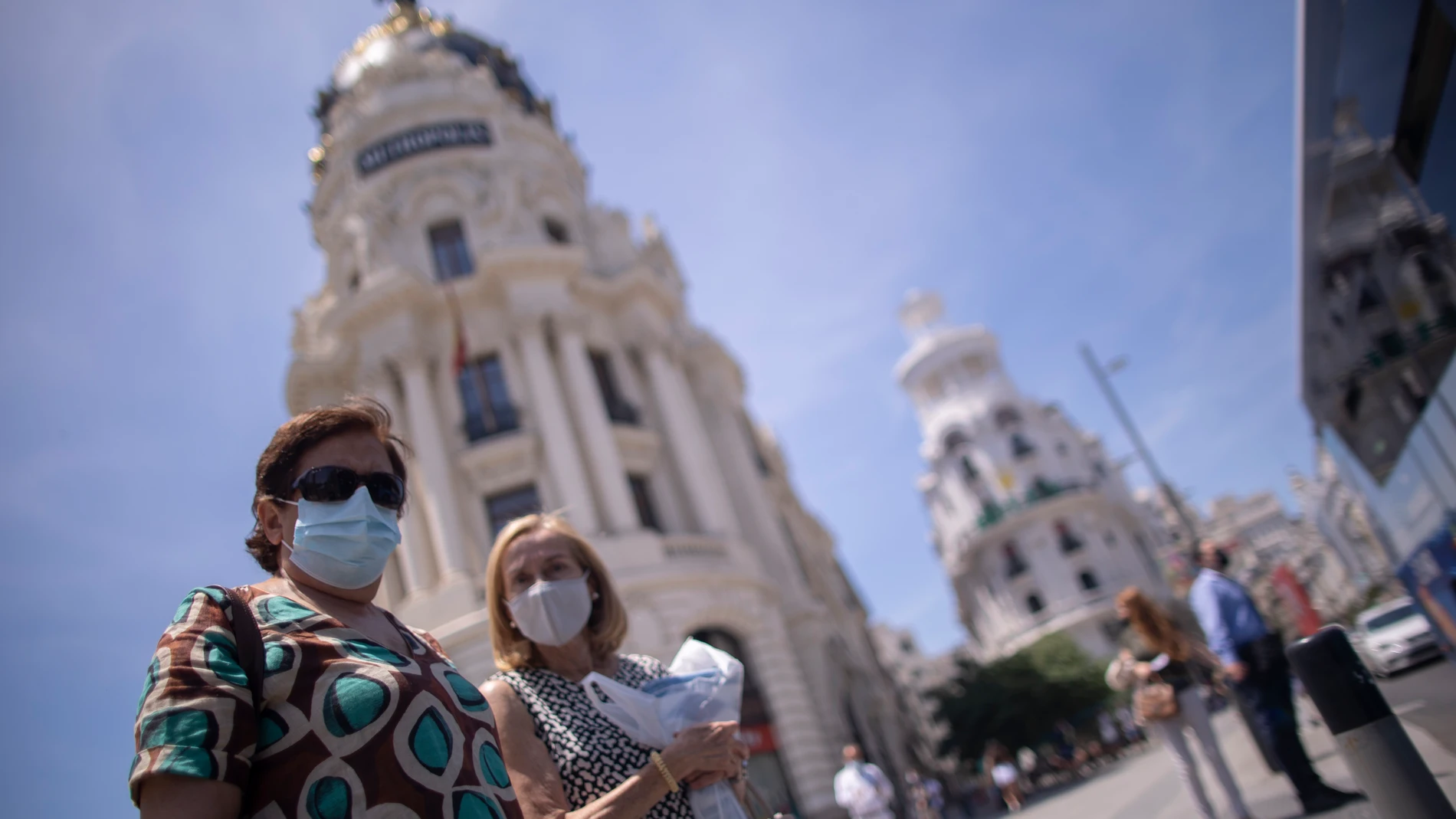 Dos mujeres caminan con mascarilla en la Gran Vía