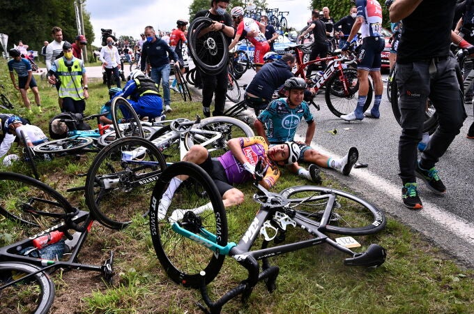 Imagen de una de las caídas de la primera etapa del Tour