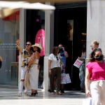 Personas con y sin mascarilla en la calle Larios de Málaga