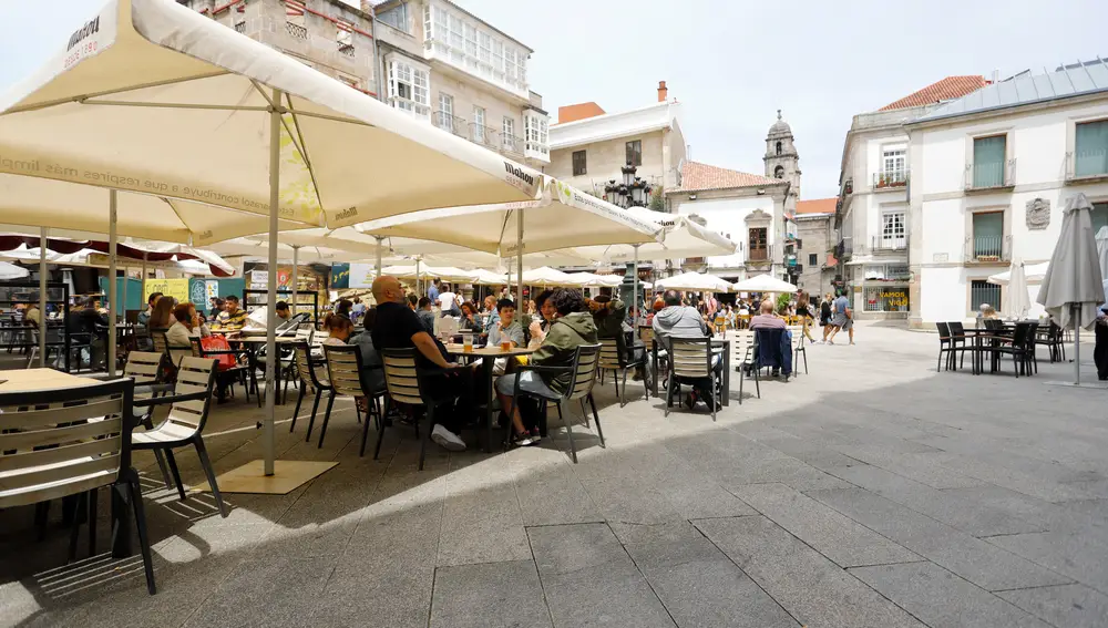 Varias personas en una terraza de Vigo, en Pontevedra, Galicia (España)