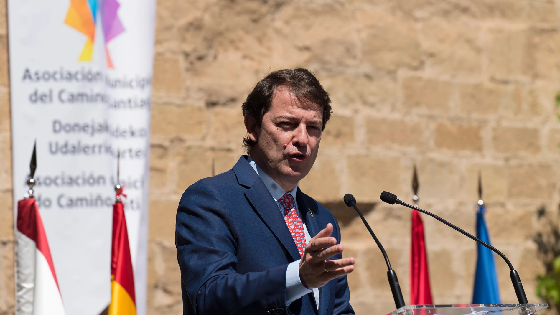 El presidente de la Junta de Castilla y León, Alfonso Fernández Mañueco, interviene durante la Declaración de Cooperación Institucional en el Camino de Santiago Francés
