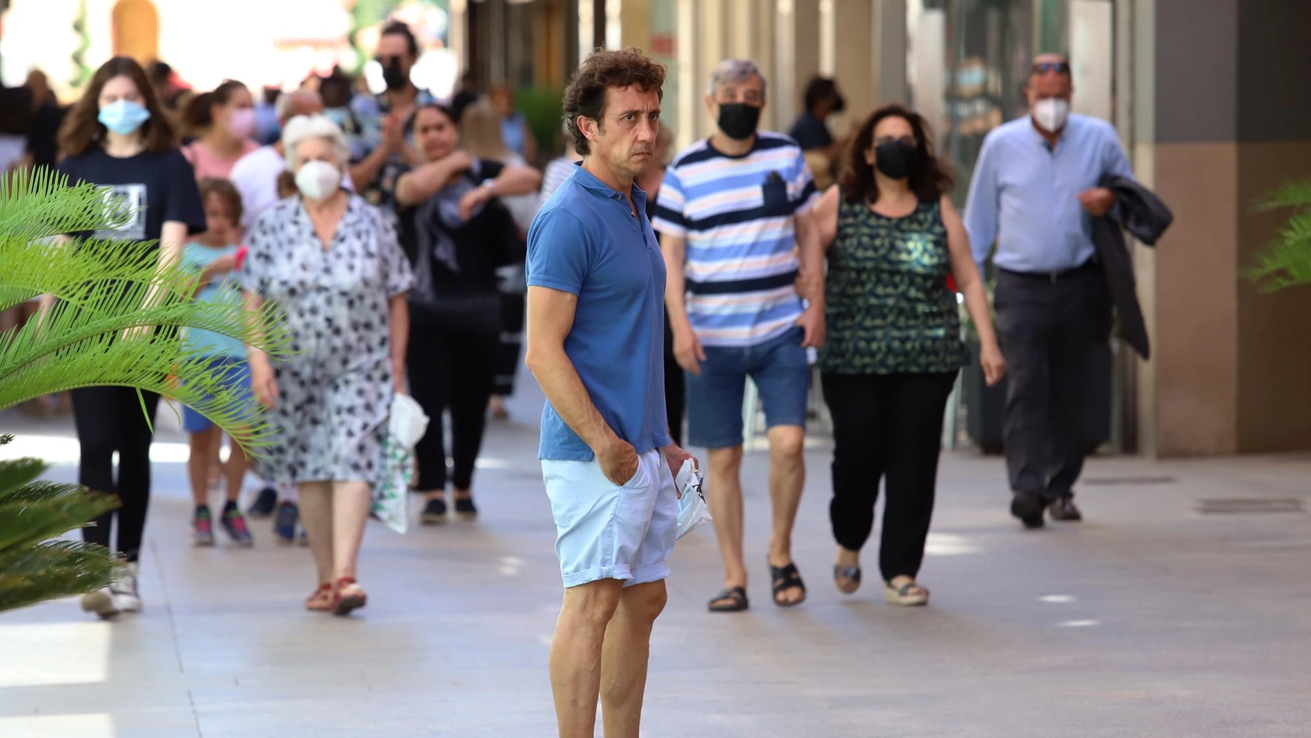 Viandantes por las calles de Murcia durante el primer día en el que el Gobierno de España ha suprimido el uso obligatorio de las mismas en exteriores