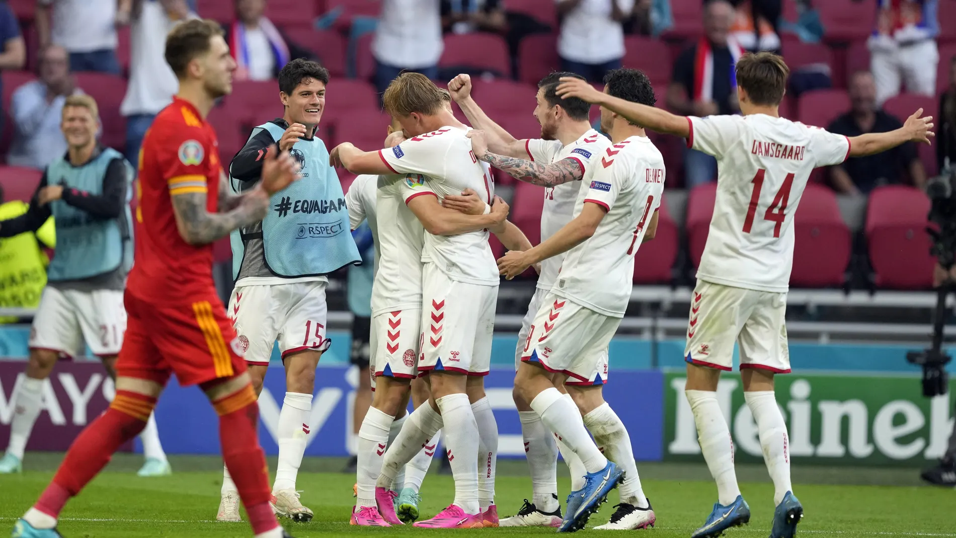 Los jugadores de Dinamarca celebran el segundo gol de Dolberg en la victoria ante Gales