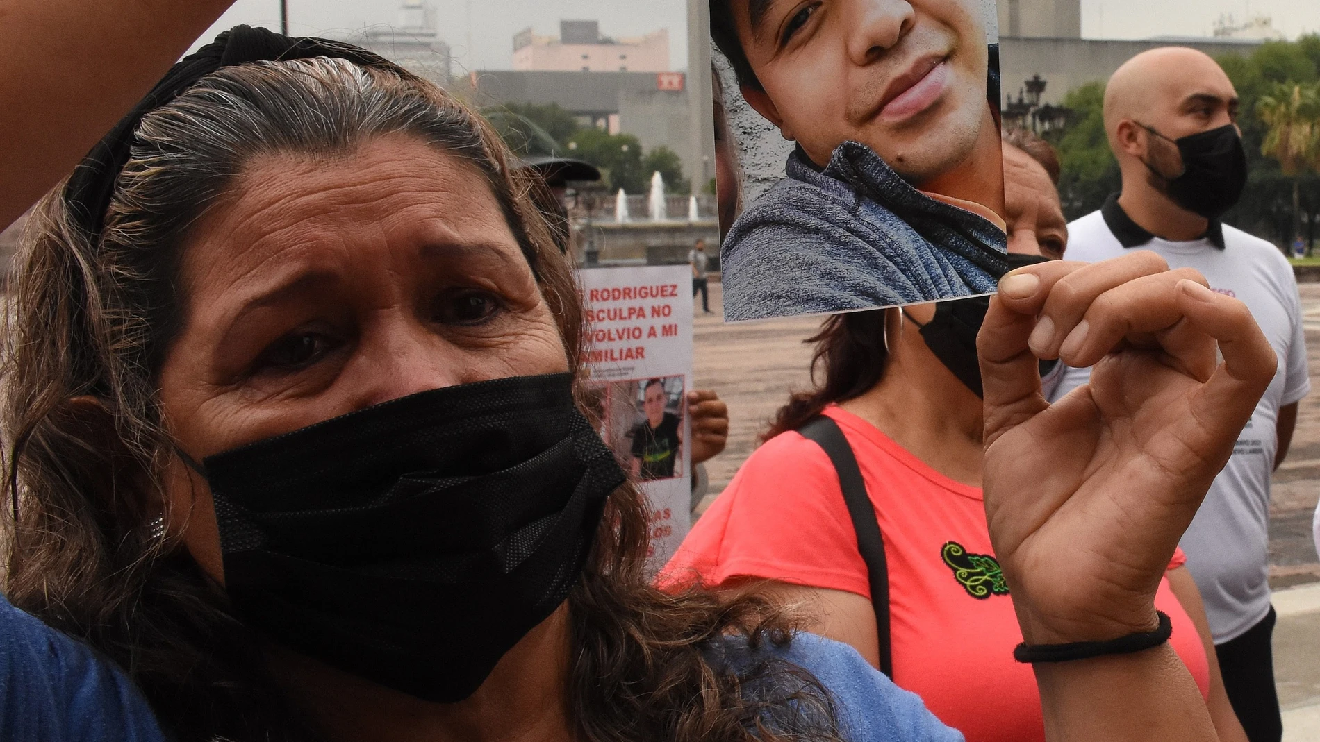 -FOTODELDIA- MEX5550. MONTERREY (MÉXICO), 25/06/2021.- Familiares y amigos de personas desaparecidas protestan el 24 de junio de 2021, en Monterrey, estado de Nuevo León (México). En la carretera fronteriza Monterrey-Nuevo Laredo han desaparecido en lo que va del año alrededor de 80 civiles, entre ciudadanos mexicanos y de Estados Unidos, como consecuencia de un recrudecimiento de la violencia por la disputa de los grupos criminales y la llegada del poderoso Cártel Jalisco Nueva Generación. EFE/ Juan Cedillo