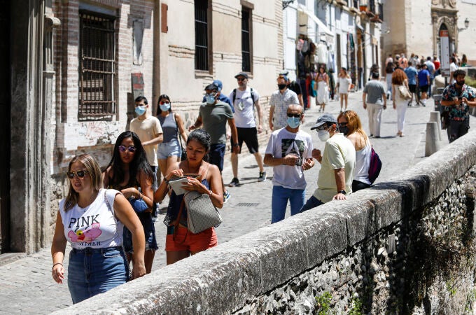 Turistas con y sin mascarillas por las calles de Granada. Álex Cámara / Europa Press