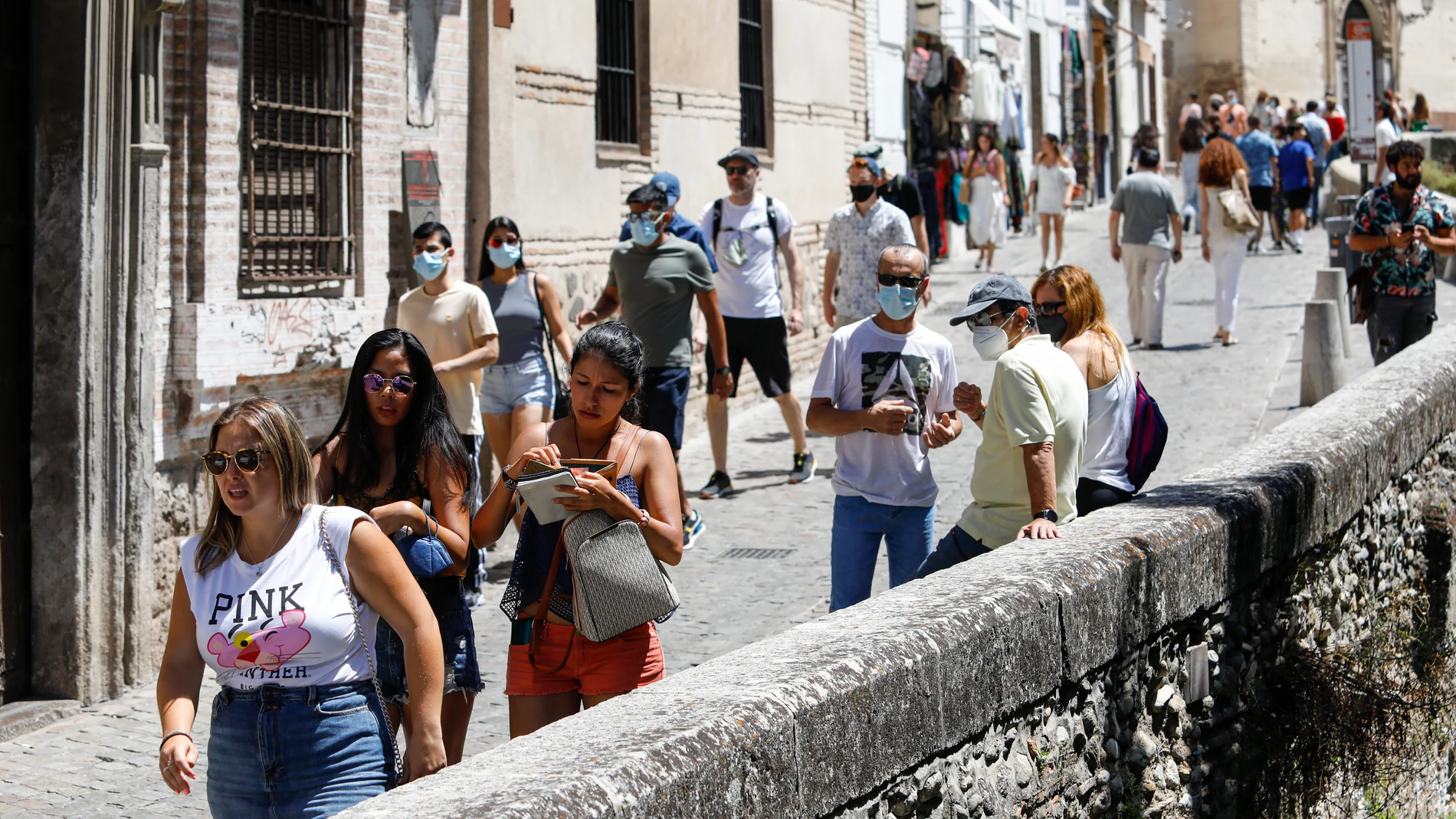 Turistas con y sin mascarillas por las calles de Granada. Álex Cámara / Europa Press