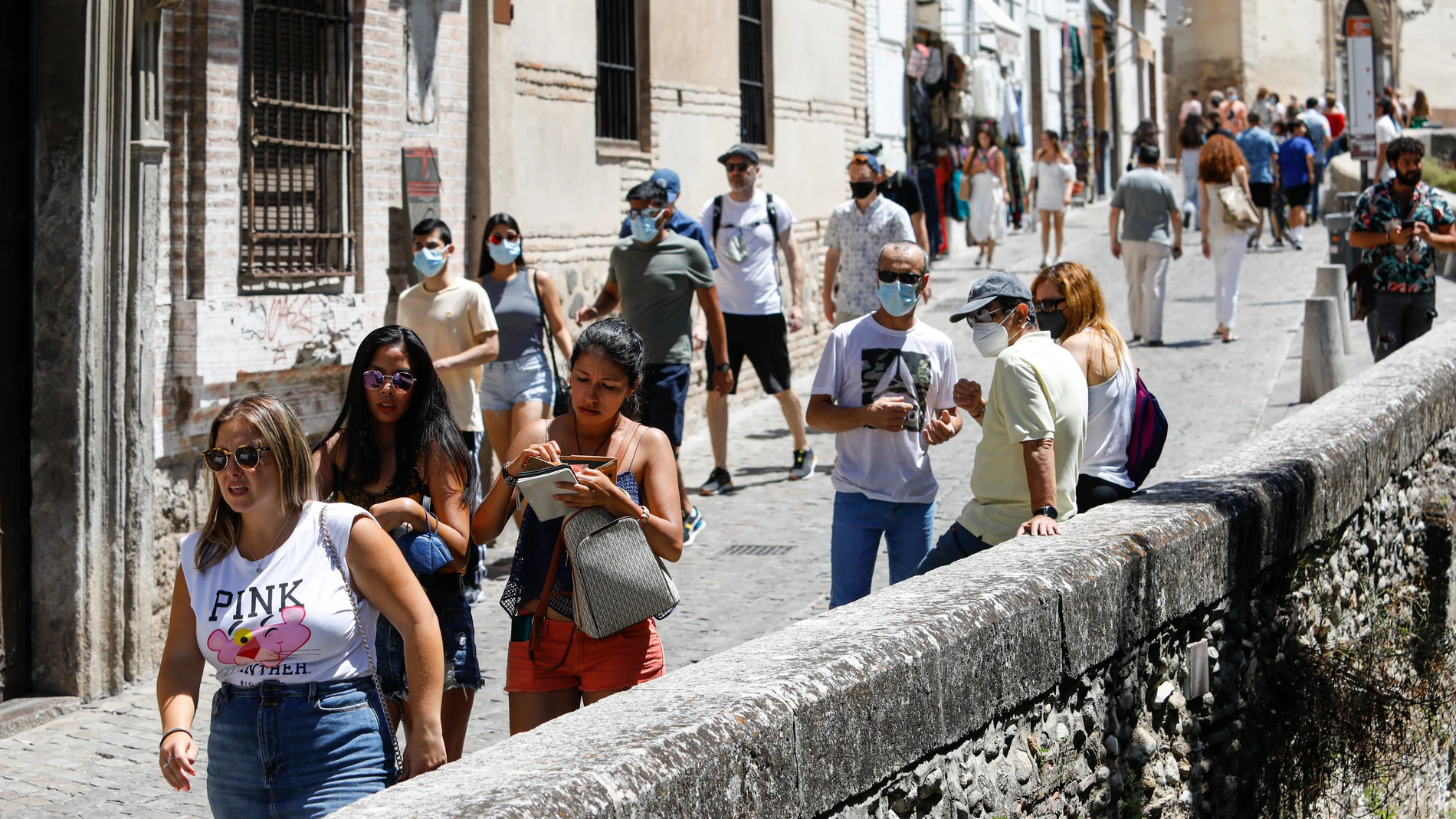 Turistas con y sin mascarillas por las calles de Granada. Álex Cámara / Europa Press