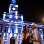 Una pareja en la Puerta del Sol de Madrid