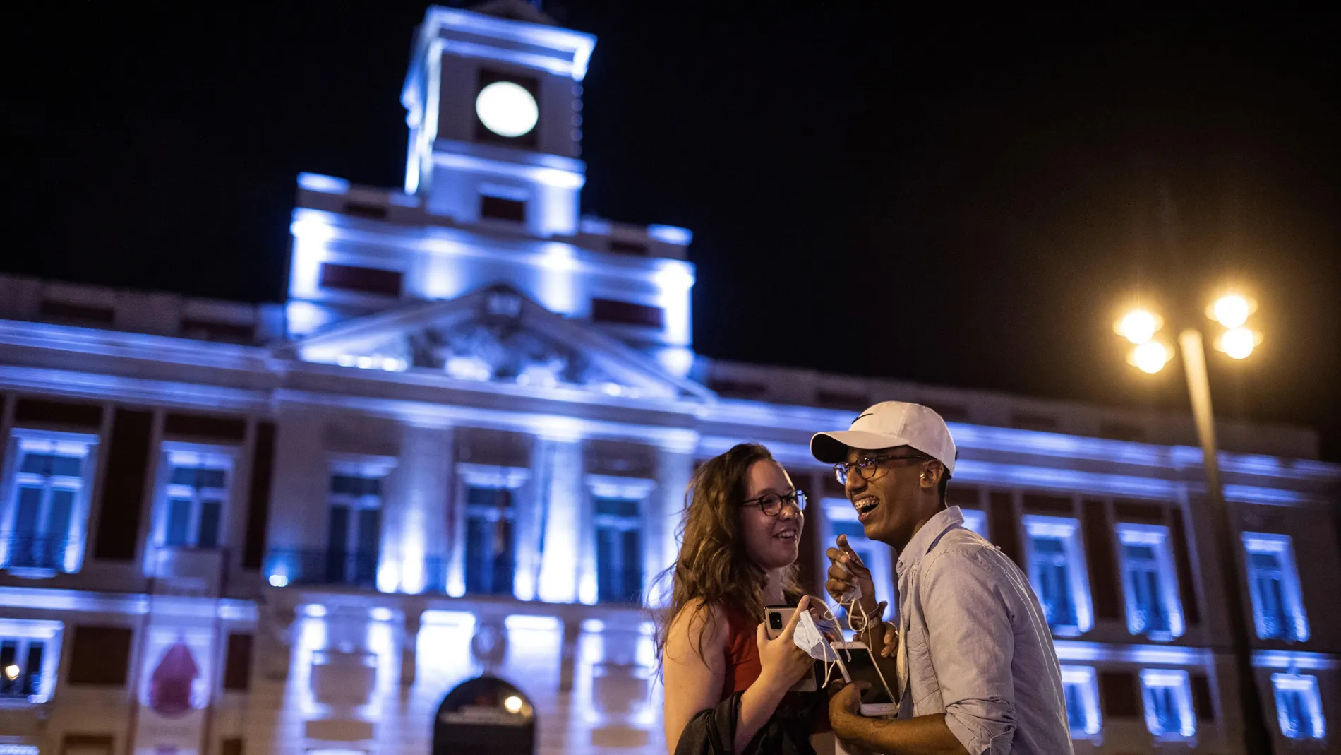 Una pareja en la Puerta del Sol de Madrid