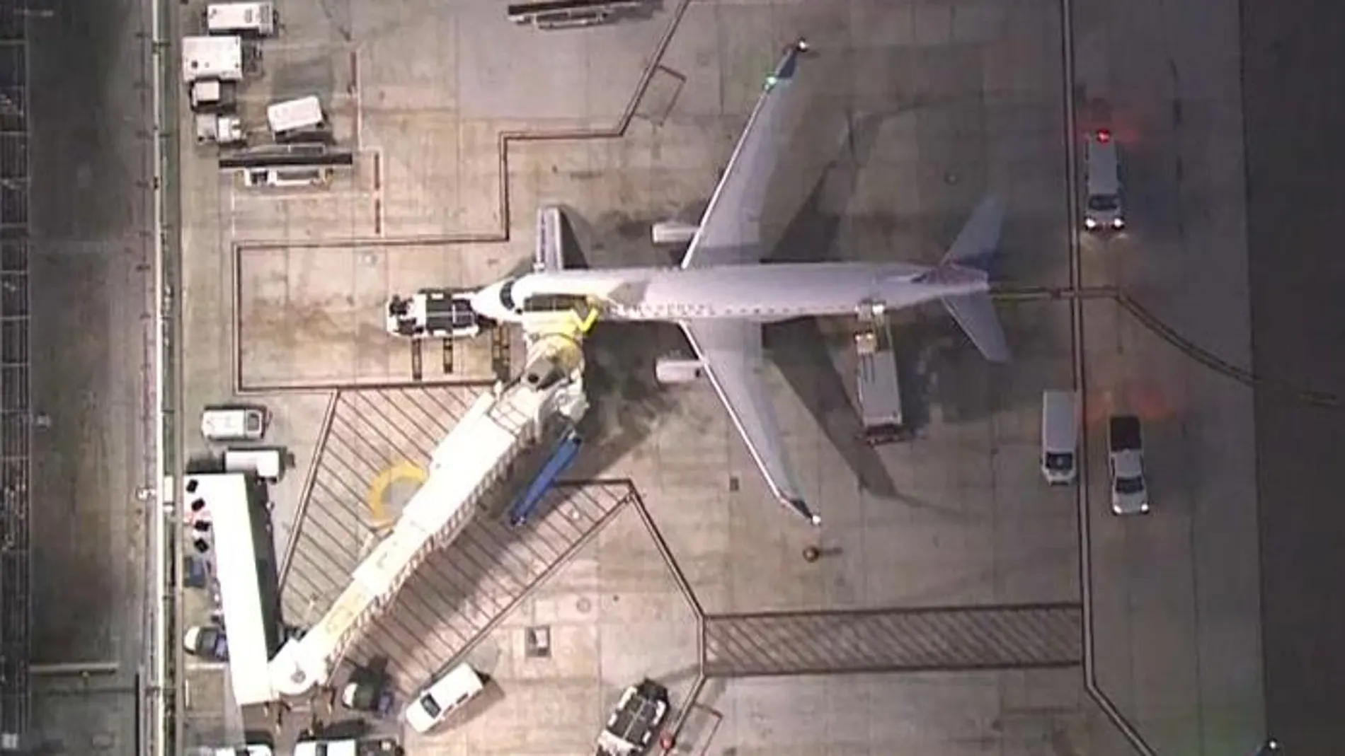 El avión volvió a la puerta de embarque tras el incidente en Los Angeles