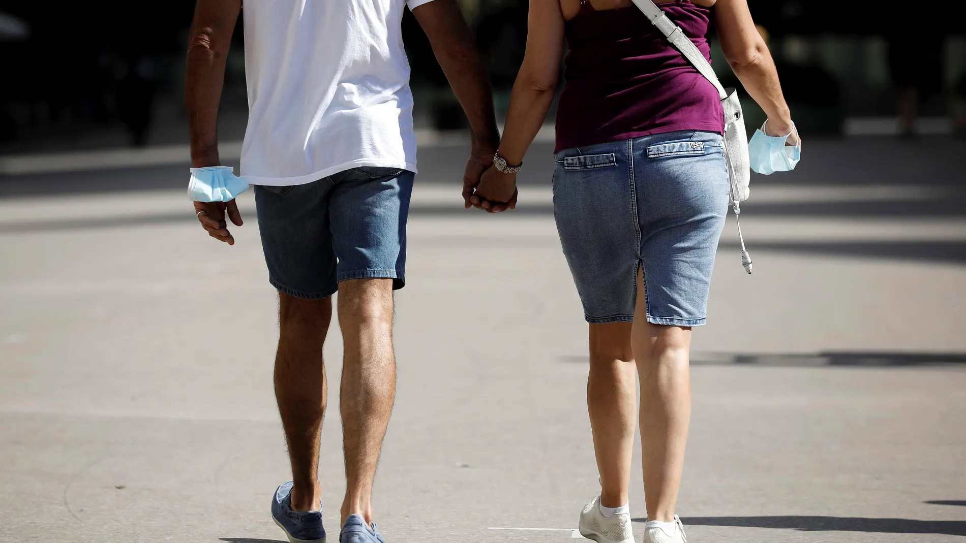 Una pareja pasea de la mano por el centro de la ciudad de Valladolid