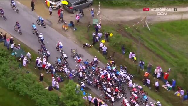 Imagen de la caída masiva que se ha producido en la primera etapa del Tour