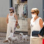 Personas con mascarilla en una calle de Málaga
