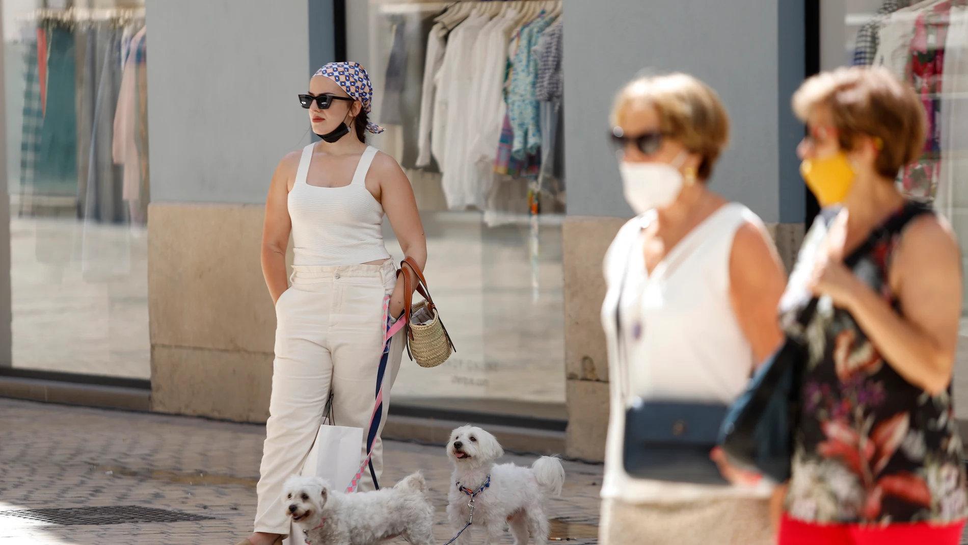 Personas con mascarilla en una calle de Málaga