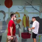 Dos hombres caminan con la mascarilla quitada este sábado en San Sebastián