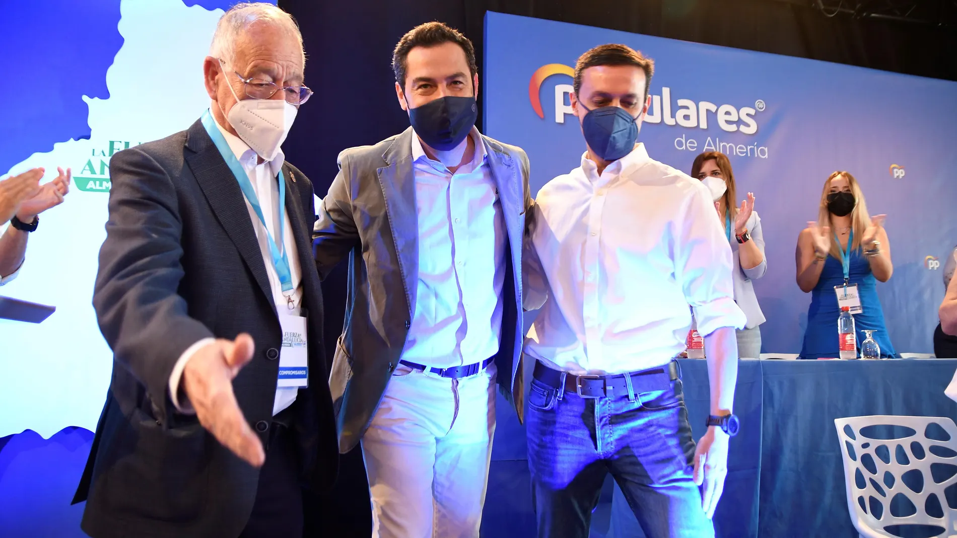 El presidente del PP andaluz y de la Junta, Juanma Moreno (c), junto al nuevo presidente del Partido Popular en Almería, Javier Aureliano García (dcha), y el presidente saliente, Gabriel Amat