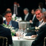 El rey Felipe VI junto al presidente del Gobierno, Pedro Sánchez, durante la cena inaugural del Mobile World Congress, a 27 de junio de 2021, en Barcelona (España).
