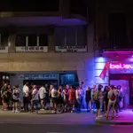 Jóvenes hacen cola para entrar a una discoteca. 27 de junio de 2021, en Barcelona, Catalunya (España).