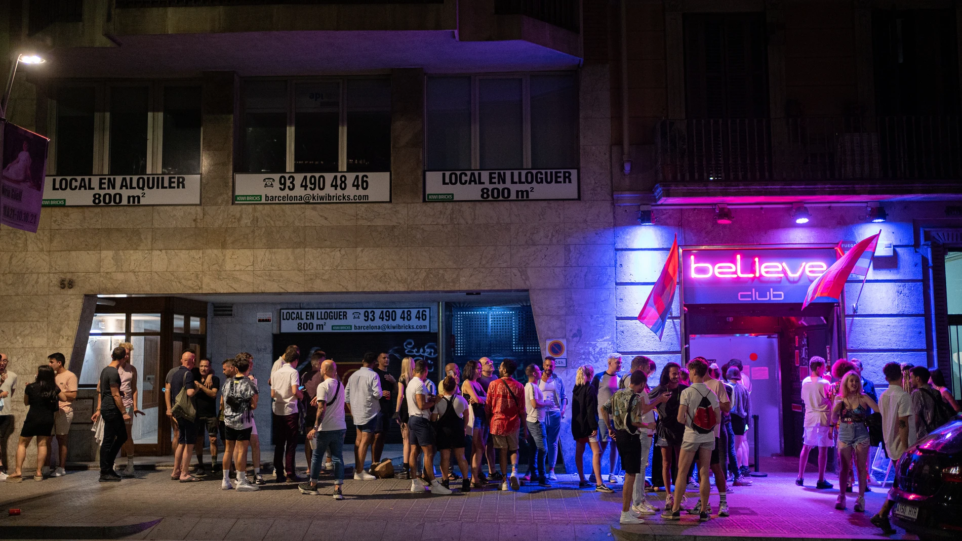 Jóvenes hacen cola para entrar a una discoteca. 27 de junio de 2021, en Barcelona, Catalunya (España).