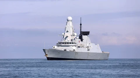 Hace unos días, ya hubo una disputa entre Londres y Moscú por el destructor británico "HSM Defender", que navegó por aguas próximas a la península de Crimea. AP