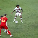 Renato Sanches rodeado de jugadores de Bélgica en el Bélgica-Portugal de la Euro 2020