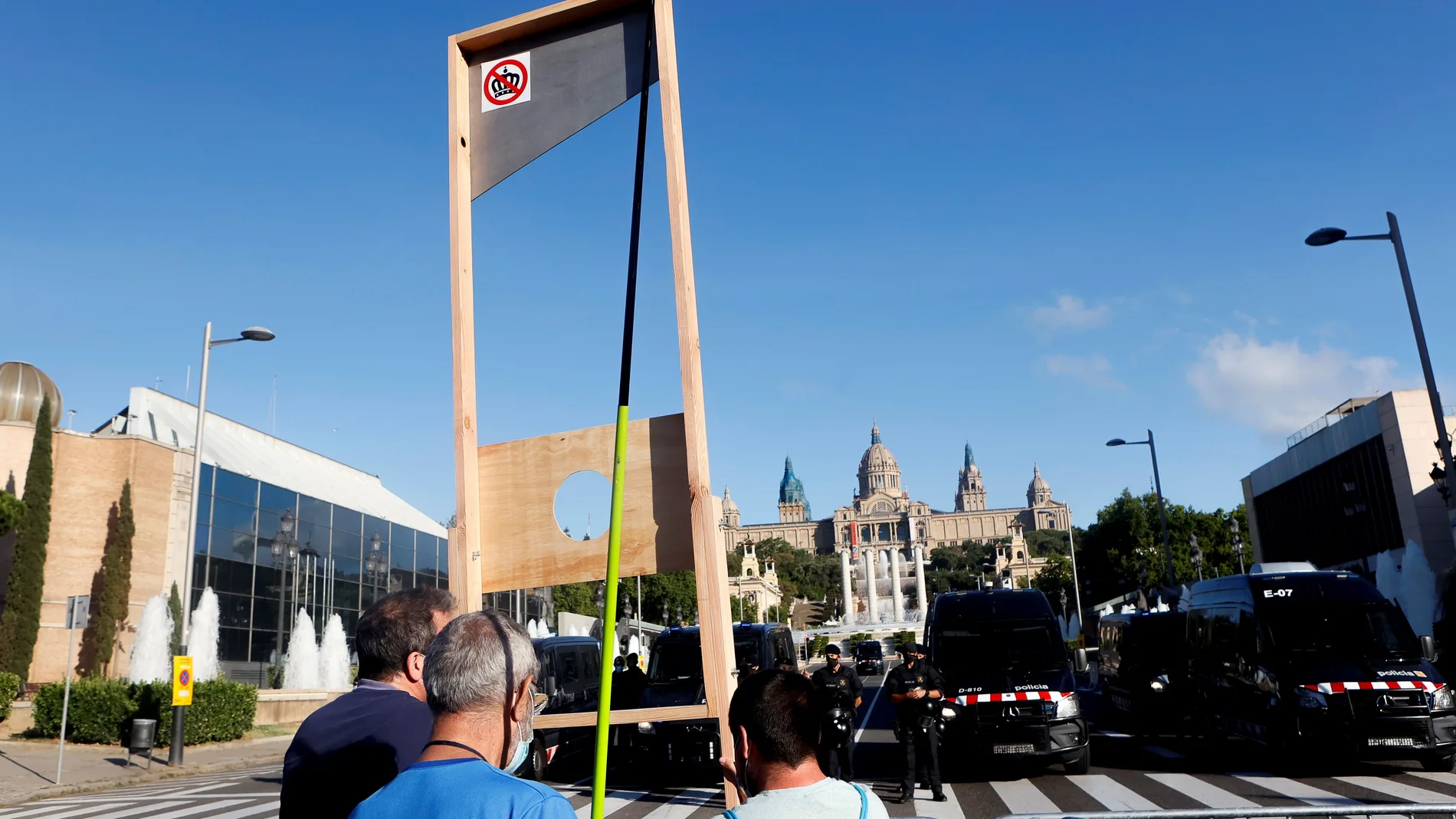 Un centenar de miembros de los CDR se manifiestan contra la presencia del rey Felipe VI en el Mobile World Congress. EFE/Quique Garcia