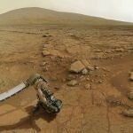 El brazo robótico de la sonda Curiosity, con su taladro posicionado sobre la roca.