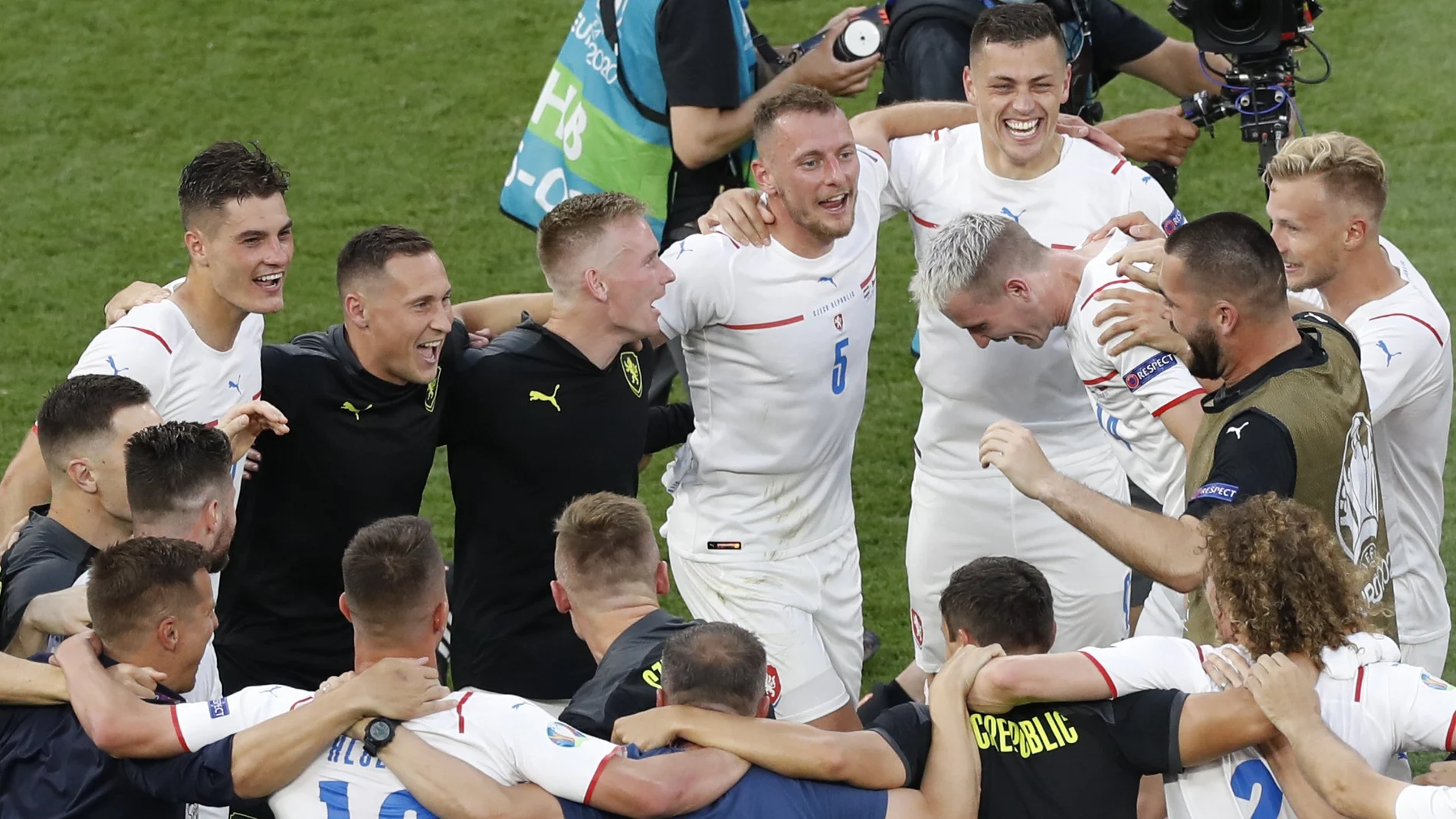Los jugadores checos celebran su pase a los cuartos de final de la Eurocopa 2021