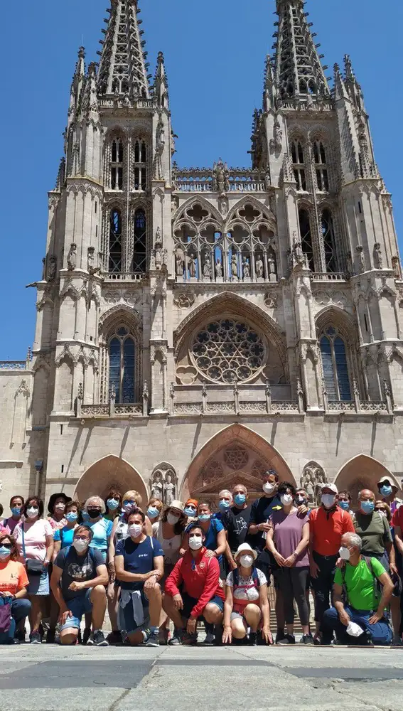 Peregrinos junto a la Catedral de Burgos