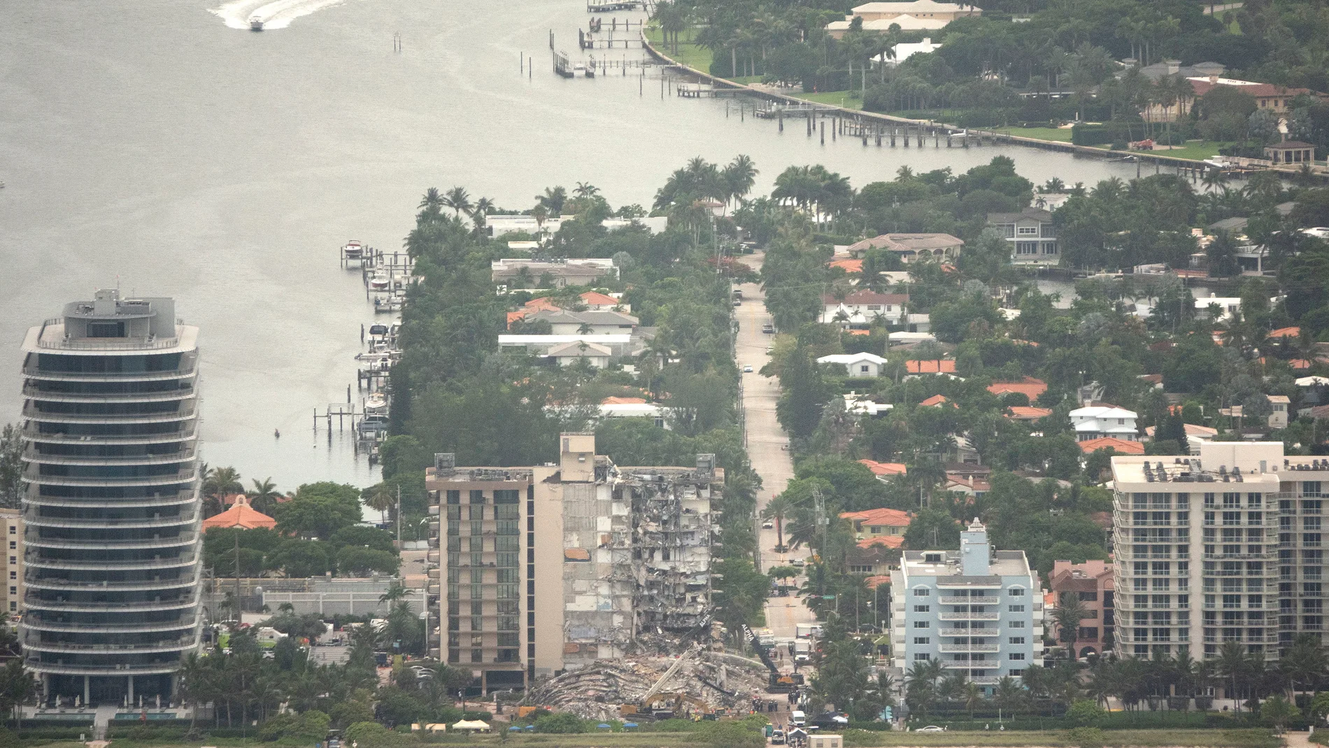 Vista áerea del edificio derrumbado en Surfside, Miami