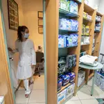Noelia, auxiliar en prácticas de la farmacia de la calle Arapiles, 21, en Madrid, muestra la zona de atención personalizada