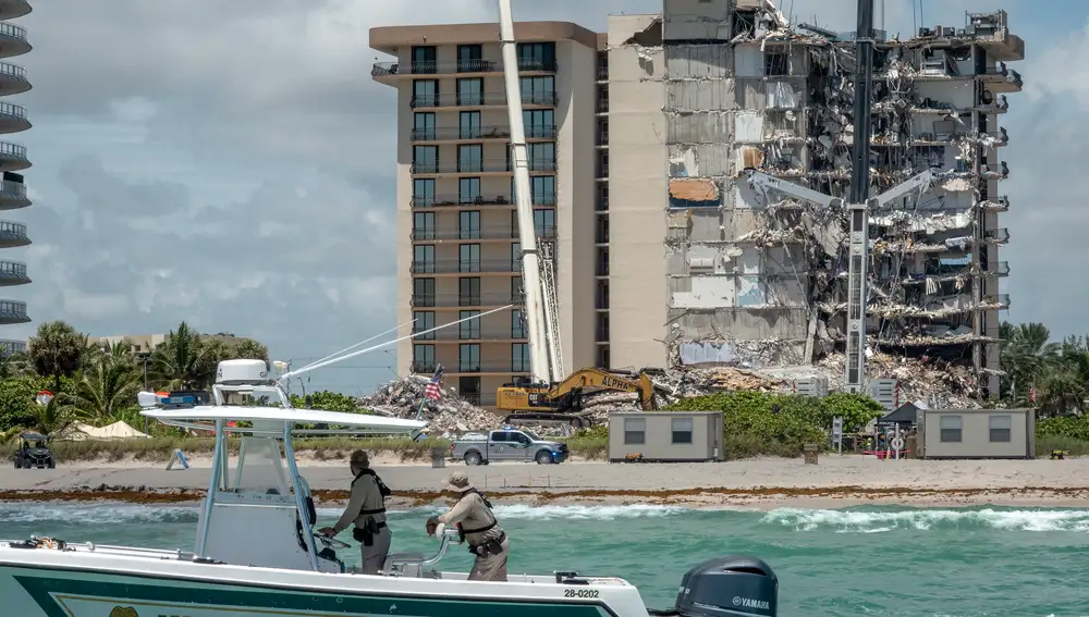 La Policía de Miami pasa frente al edificio colapsado en Surfside, Miami-Dade