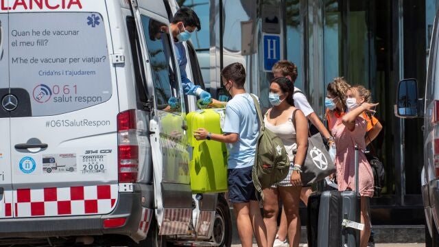Traslado ce estudiantes al hotel Palma Bellver, el hotel covid donde se alojan algunos de los estudiantes que acudieron a Mallorca en viaje de fin de curso