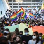 Centenares de personas participan en una manifestación convocada por el Día Internacional del Orgullo LGTBI