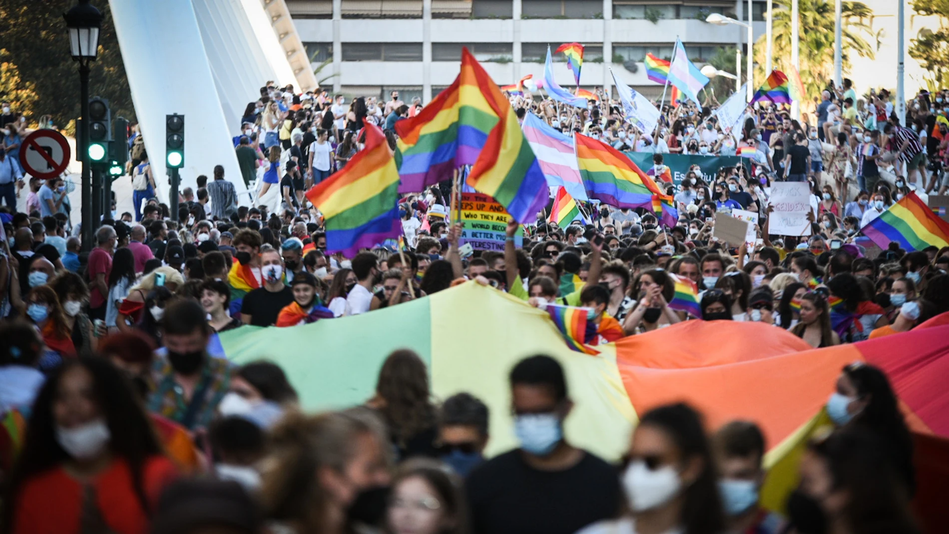 Centenares de personas participan en una manifestación convocada por el Día Internacional del Orgullo LGTBI