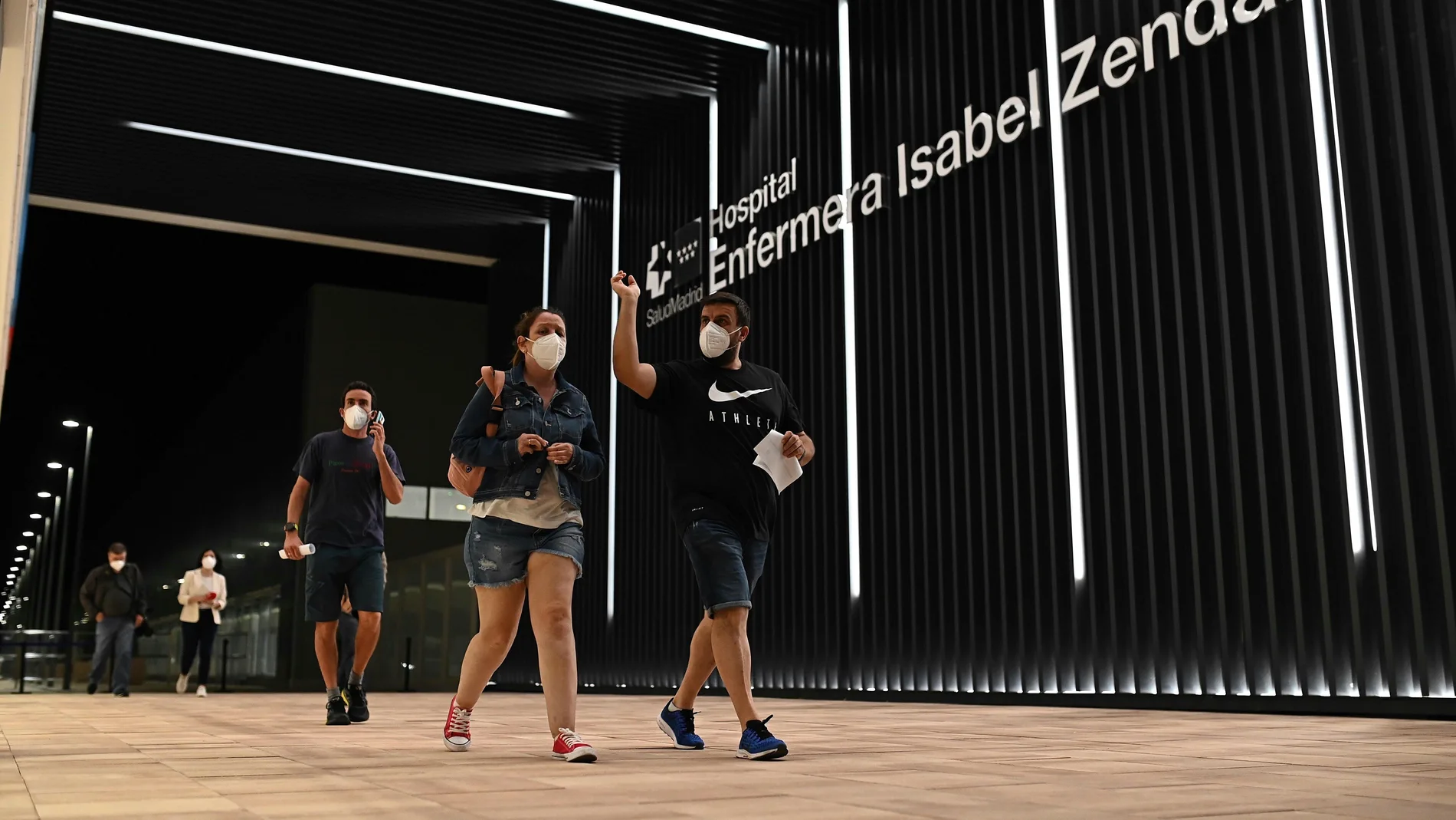 La Comunidad de Madrid ha comenzado a vacunar veinticuatro en el Hospital de Emergencias Enfermera Isabel Zendal.