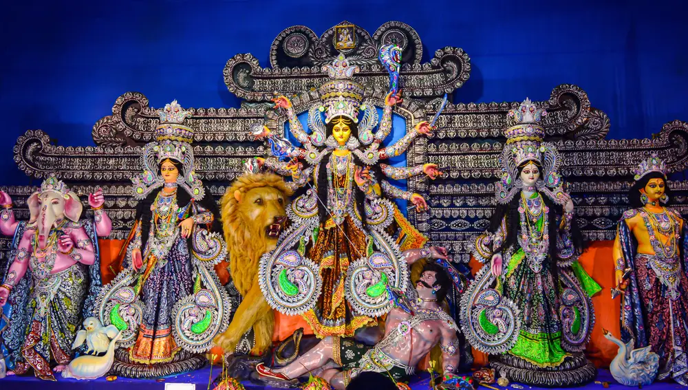 Representación de Durga (en el centro) junto con otras deidades.
