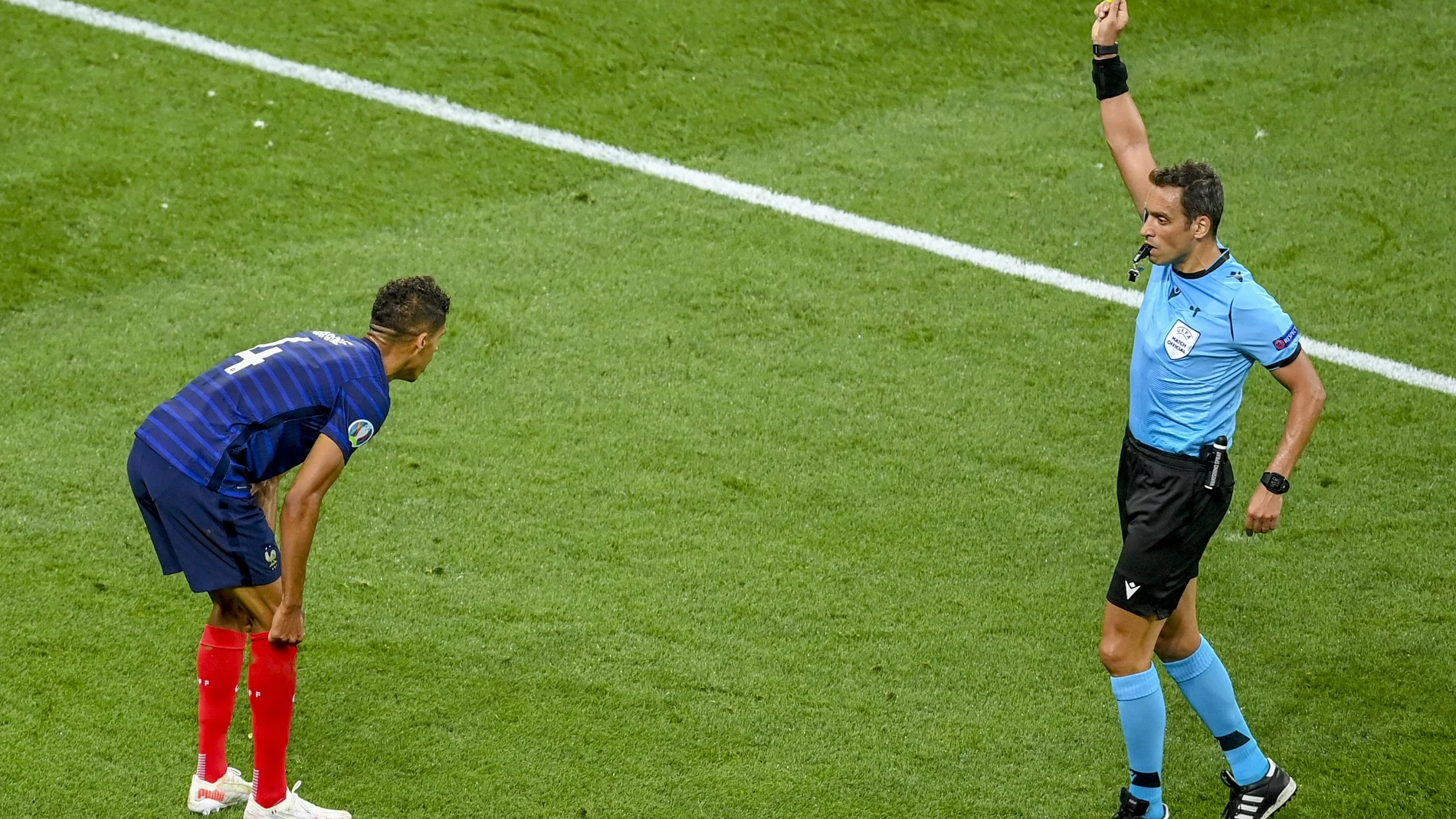 Varane recibe una tarjeta amarilla en el partido contra Suiza