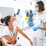 Una enfermera conversa con una mujer en el Hospital público de emergencias Enfermera Isabel Zendal