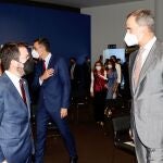 El rey Felipe VI conversa con el presidente de la Generalitat, Pere Aragonès, en la apertura del Mobile World Congress (MWC) en Barcelona