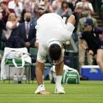 Djokovic hizo una reverencia a la hierba de Wimbledon tras derrotar a Draper
